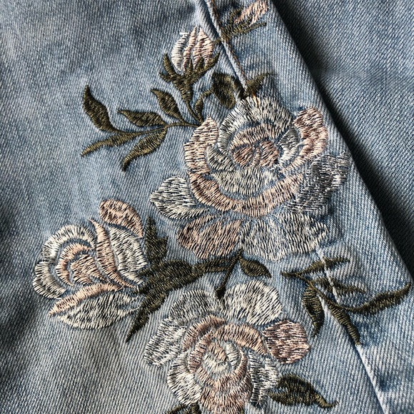 🌸GORGEOUS🌸 Embroidered Mom Jeans - Picture 5 of 6